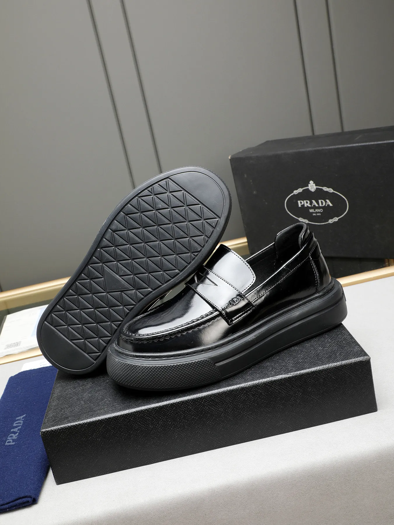 Men's Men's Shoes 💰500 Prada/Prada Men's new casual shoes, this upper is made of imported calfskin + sheep lining! The outsole is made of non-slip foam outsole, which feels good on your feet and is a fashionable and stylish item!  Size: 38-44 (45 customized)